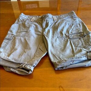 Olive Women’s Cotton Shorts. 9 inch inseam. Great for a hike or picnic. EUC